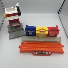 Fisher Price GeoTrax - Train Station And Log Loader - 2pc Set