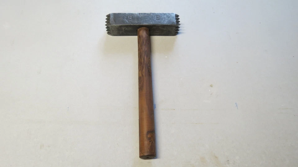 ANCIENNE BOUCHARDE DE TAILLEUR DE PIERRE - Photo 2/4