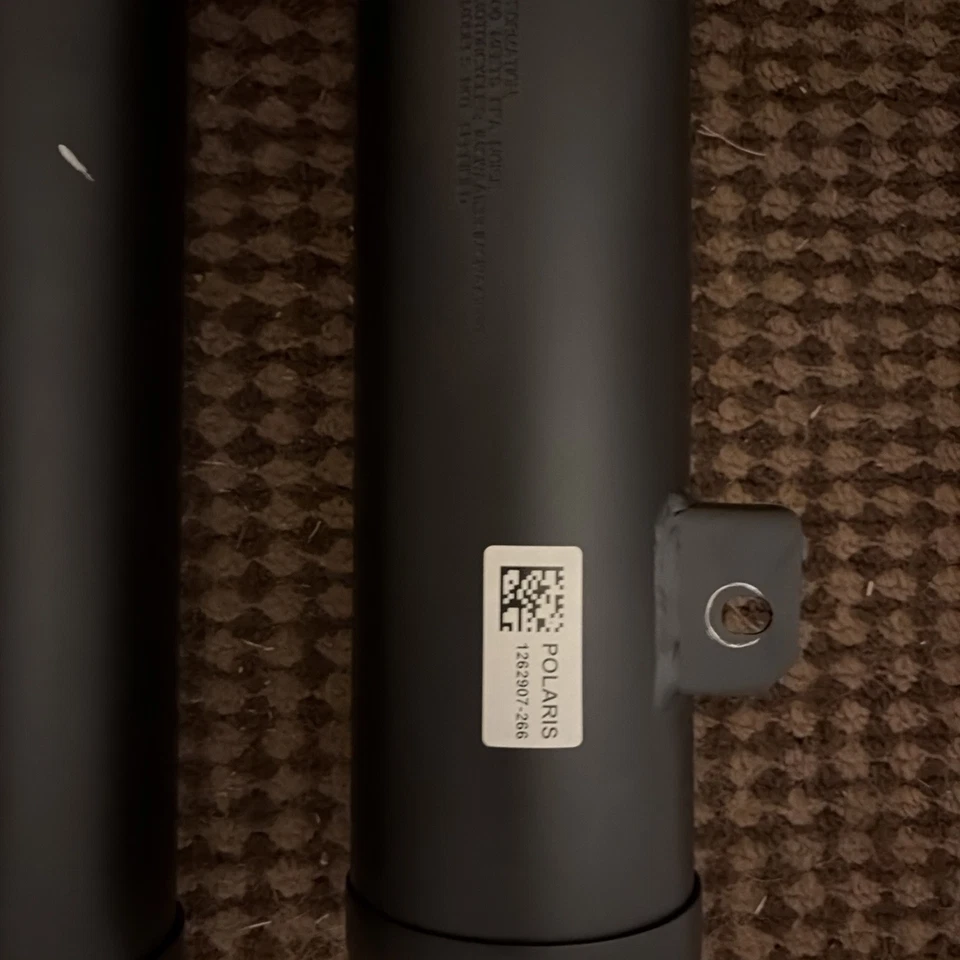 Juego de silenciador trasero Bobber Indian Scout 2017-2024 (1262907-266/1262908-266) Foto 2 de 2