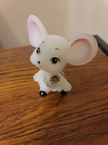 Vintage Fenton White boutonniere buddy signed M. Raddish