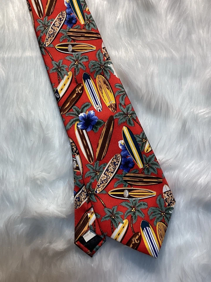 Corbata de seda roja Hilo Hattie tablas de surf hawaianas estampado de palmeras Foto 2 de 4