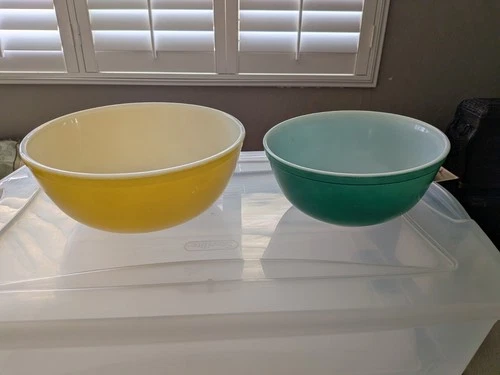 Vintage Set of 2 Pyrex Mixing Bowls - Green 2 1/2 qt. and Yellow 4 qt.