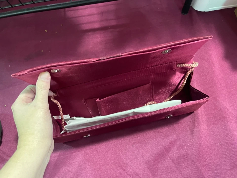 Monedero clutch borgoña con hebilla de diamantes de imitación.   Foto 2 de 2