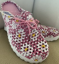 Women 8 NWT Lightweight PVC Washable Daisy Clogs/Slides Beach, Garden,House Shoe