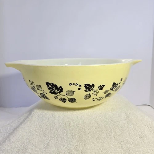 PYREX Glass Gooseberry Black Yellow 4 Qt Cinderella Mixing Bowl 444 Vintage Chip