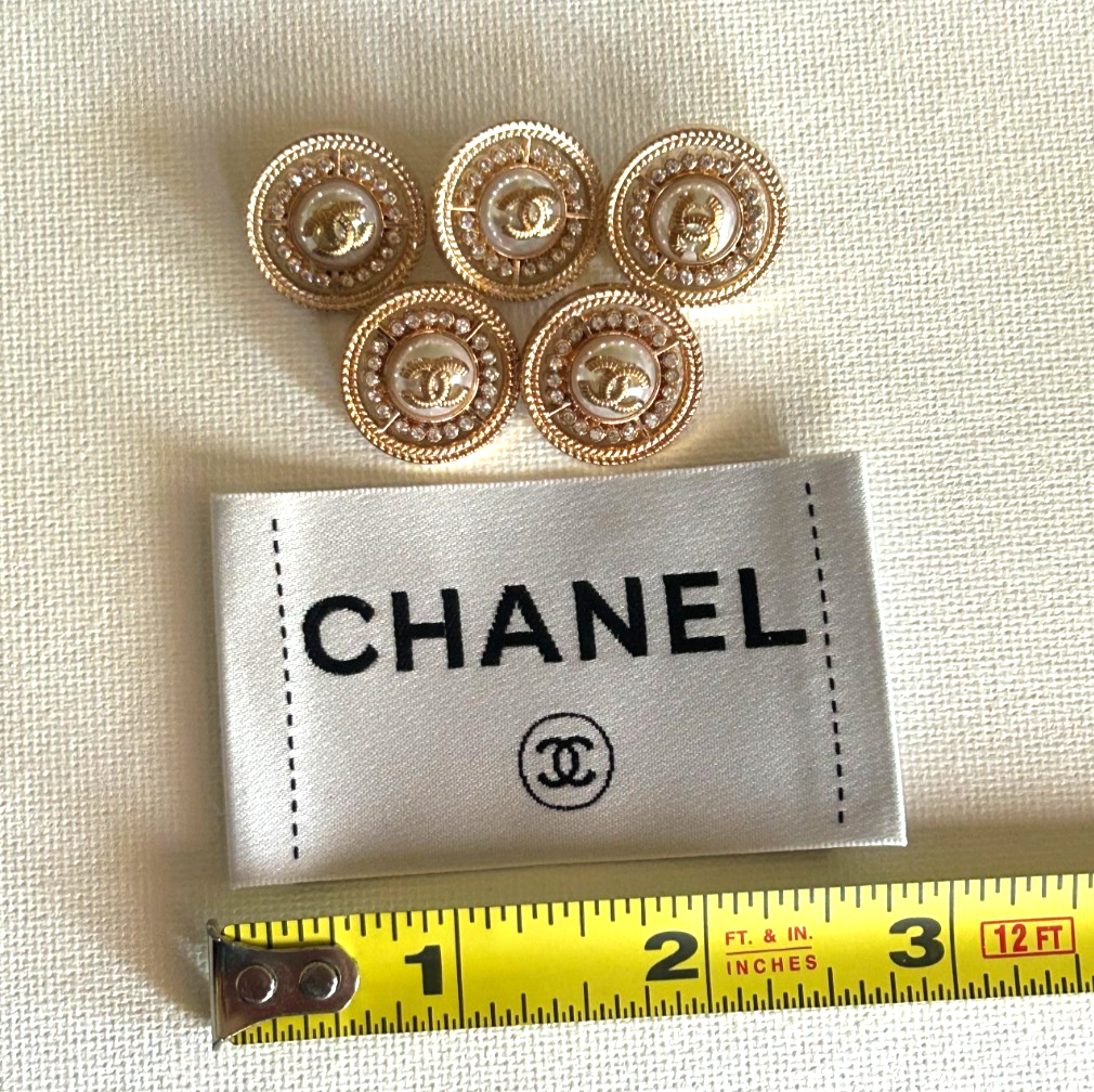 CHANEL ヴィンテージボタン　アイボリー Chanel Button Set of 5 Size 20 mm White Pearl Crystals Gold