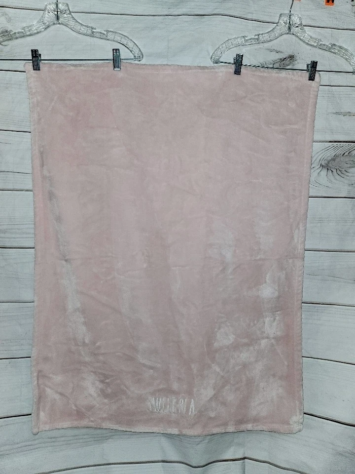 Manta de bebé Rae Dunn rosa dulce guisante Minky felpa suave Foto 2 de 4