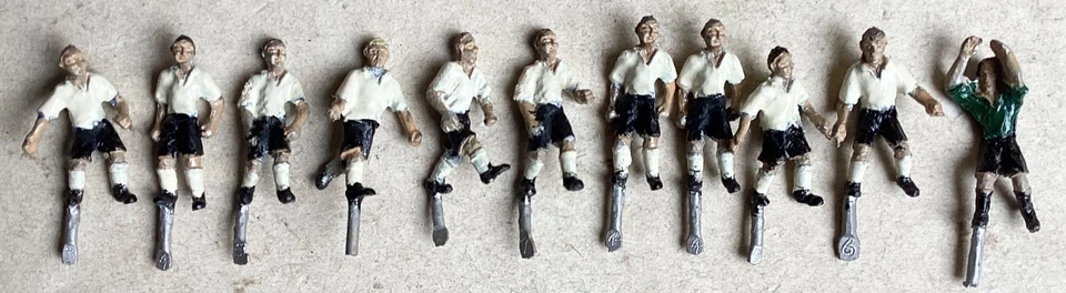 LANGLEY MODELS - OO, F172 - FOOTBALL MATCH FIGURES (25 players/Officials + Ball) - Image 3 of 4