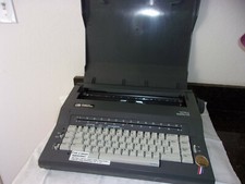 VINTAGE Smith Corona  Folding Typewriter Great Condition,MANUAL INSTRUCTIONS thumbnail