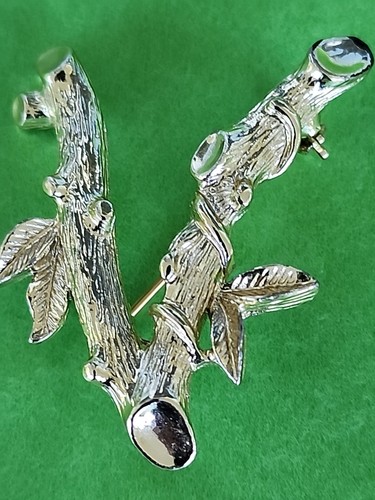 Vtg SARAH COVENTRY Initial Letter V Branch Gold Tone Brooch Monogram Woodland - Picture 2 of 5