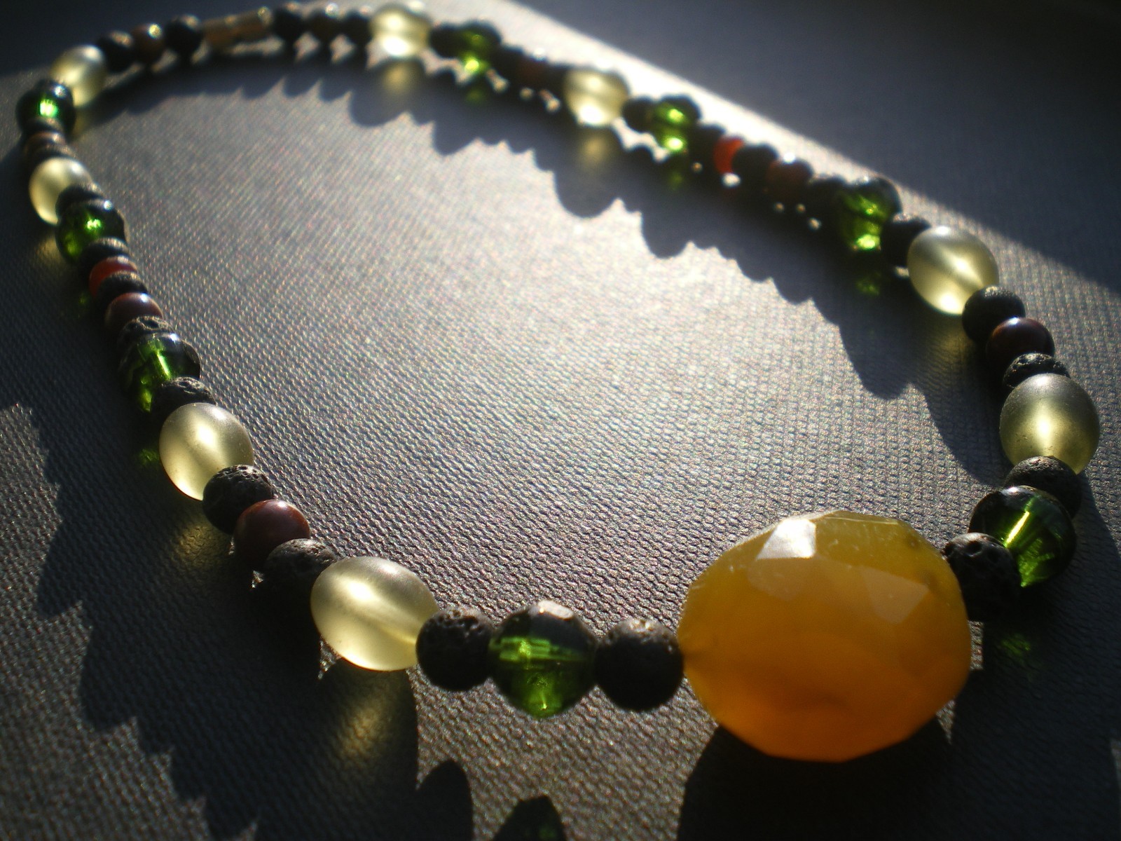Collier calcédoine véritable et pierre de lave avec jaspe rouge