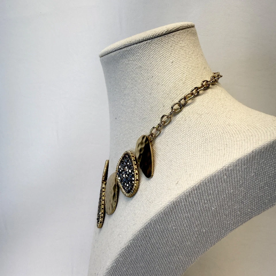 Collar Distintivo Martillado Metal Marcasita Tono Dorado Ajustable Foto 4 de 4