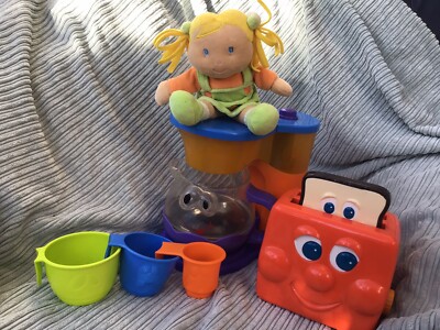 Kleinkindküche Rollenspiel Posten musikalische Kaffeemaschine Pop-up-Toaster weiche Puppe