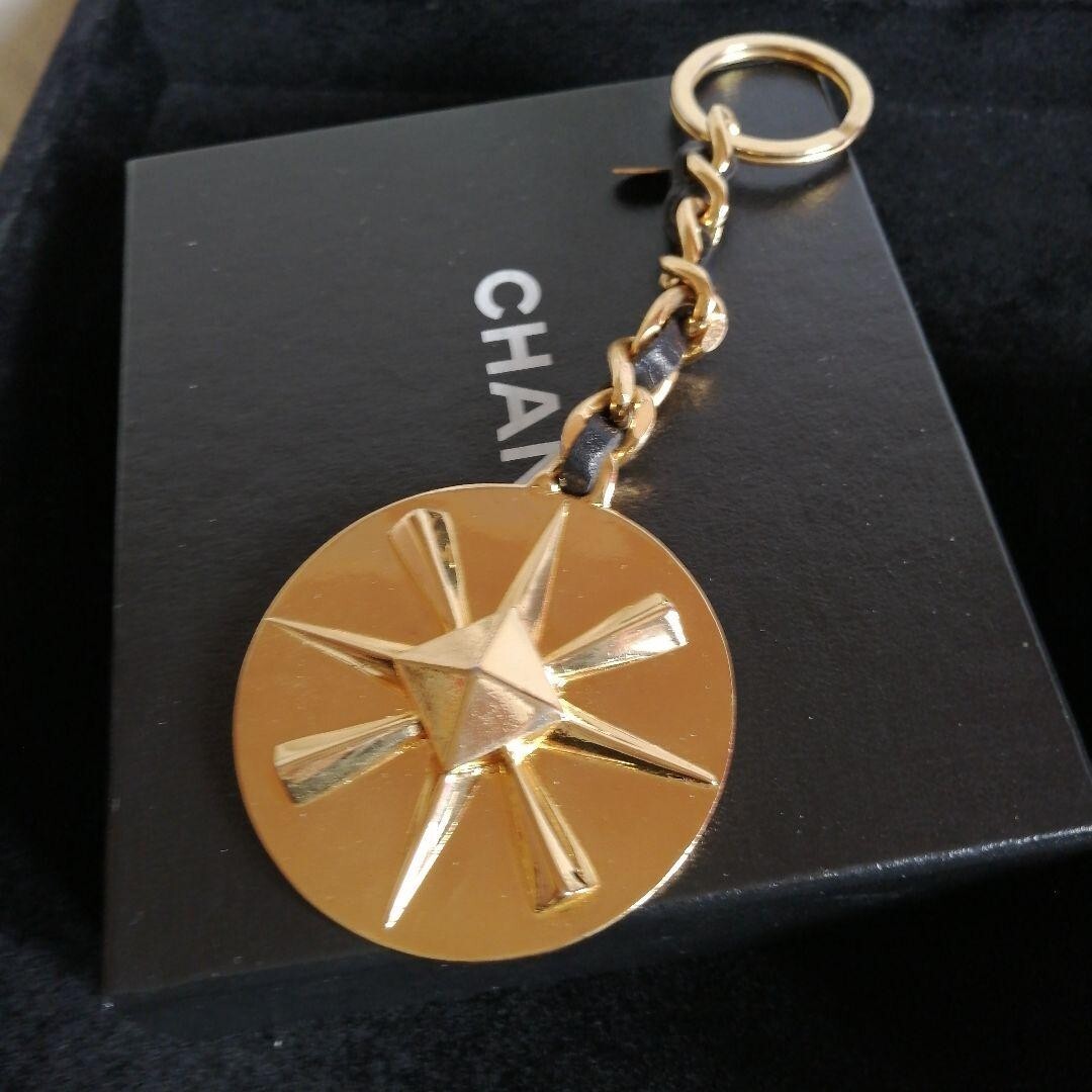 Chanel Victoire Keychain Gold Victor Excellent condition