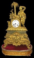 HORLOGE ANCIENNE DE STYLE ROCOCO AVEC CLOCHE EN VERRE. ESPAGNE. XIX