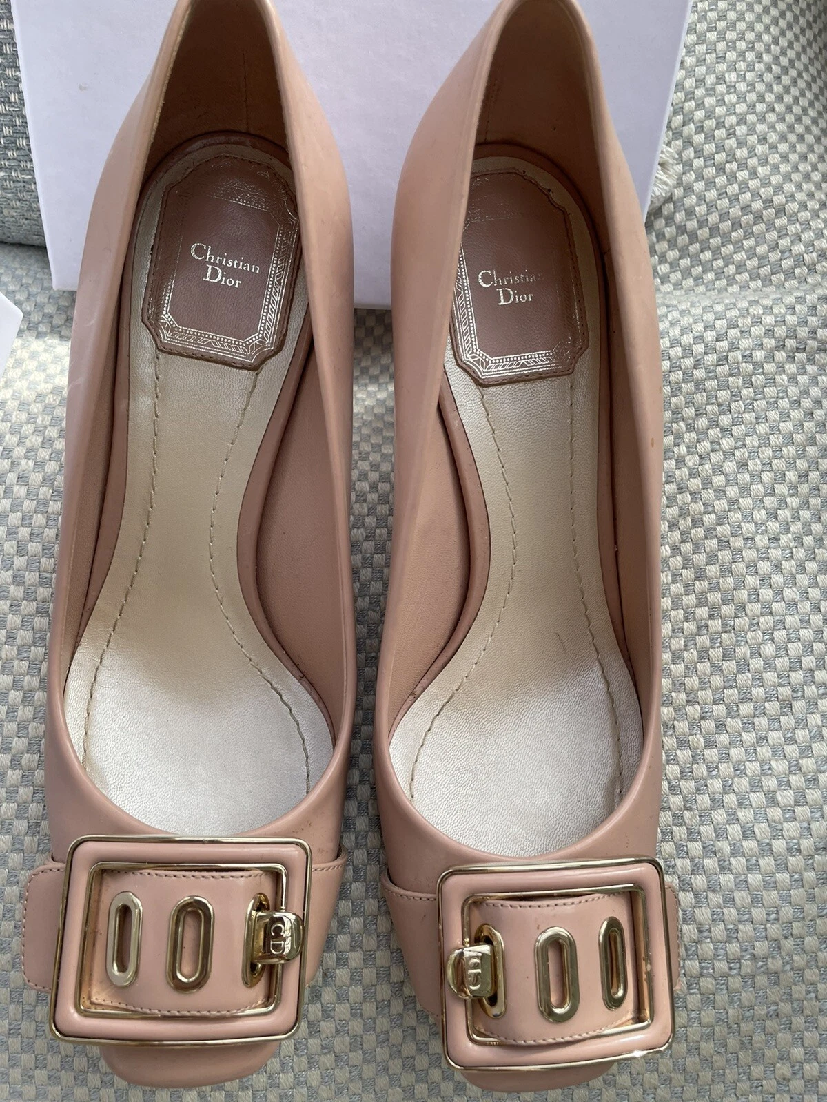 Chaussures Christian Dior taille 36 1/2. tout cuir rose poussiéreux, boucle avant talon 3'.