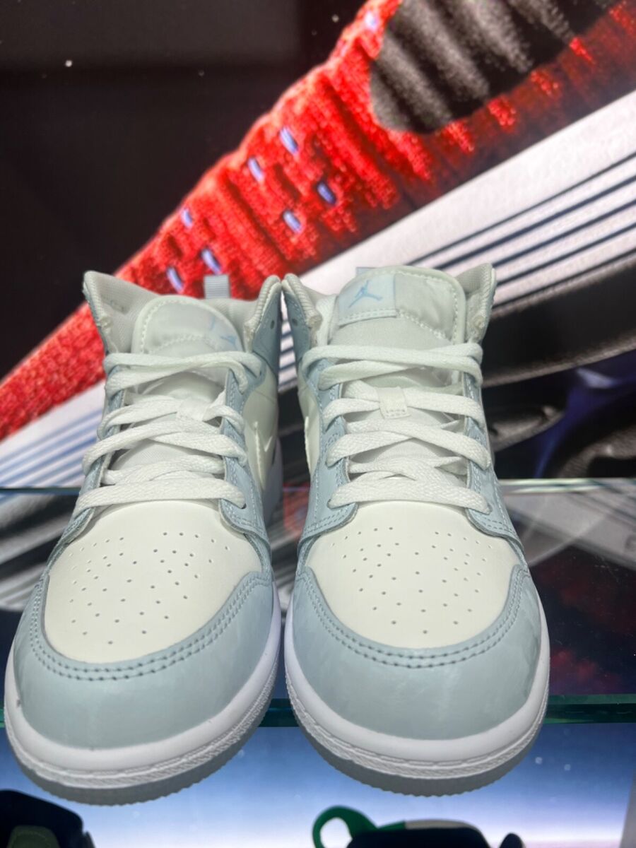 AIR JORDAN 1 MID SE GLITTER SWOOSH LIFESTYLE SHOE Pre-school AIR JORDAN 1 MID SE GLITTER SWOOSH LIFESTYLE SHOE Pre-school