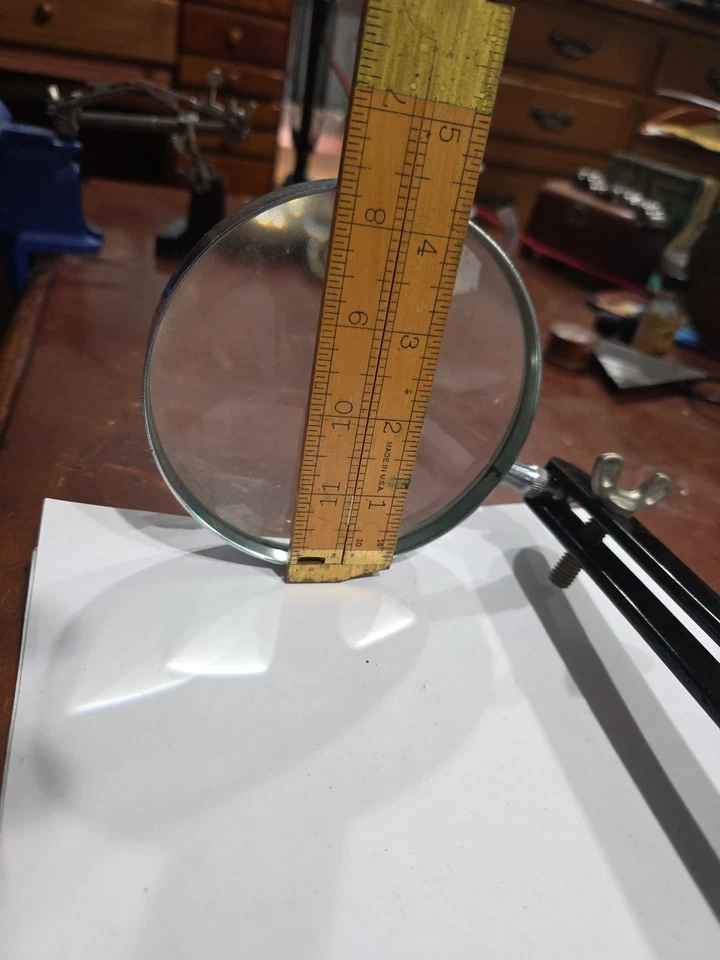 lupa vintage sobre soporte Foto 2 de 4