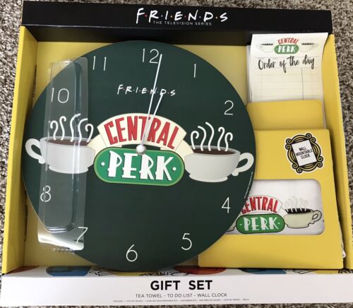 Set regalo FRIENDS ""Central Perk"" con OROLOGIO DA PARETE, asciugamano da tè e pad lista cose da fare, NUOVO - Foto 1 di 5