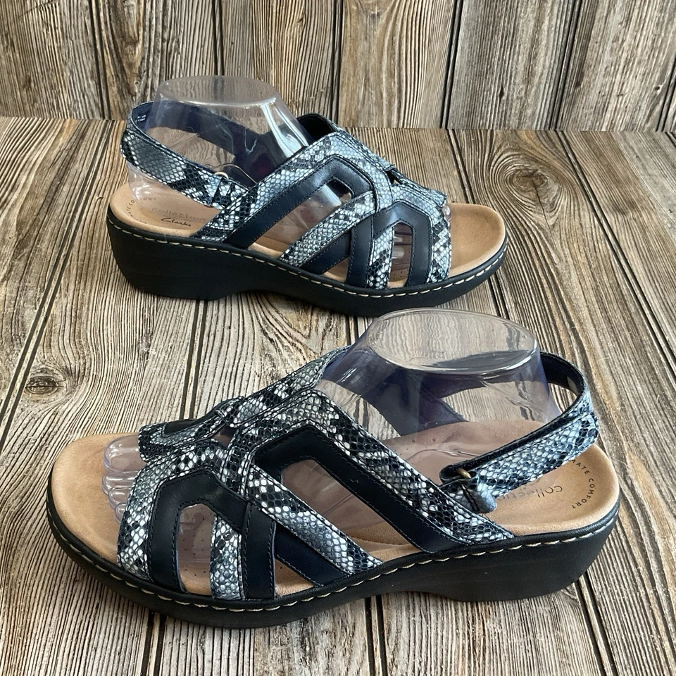 Sandálias Clarks femininas Merliah 9W de largura azul marinho pele de cobra salto tiras sapato conforto - Imagem 3 de 4