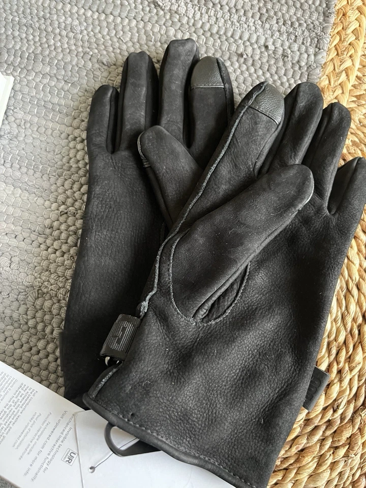 Guantes de gamuza con correas pesadas Ugg para hombre negros compatibles con pantalla táctil de $98 talla XL Foto 2 de 4