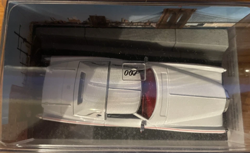 1:43 UNIVERSAL HOBBIES CORVORADO. LIVE AND LET DIE. JAMES BOND 007 MIB - Image 3 of 4