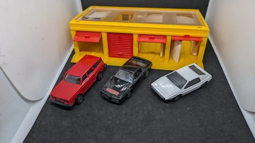 Vintage Corgi multi Garage Set with cars 1984