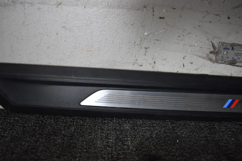 2016 BMW M4 F82 ПРАВАЯ НАКЛАДКА НА ПОРОГ С ПОТЕРТОСТЯМИ ЧЕРНАЯ ОТДЕЛКА 893801810 8063800 OEM - Изображение 2 из 4