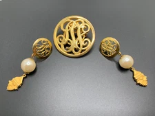 RARE Vtg 1980s Gold Tone Monogram Brooch/Scarf Clip & Faux Pearl Earrings Set