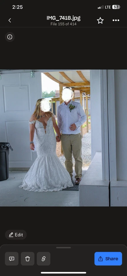 Vestido de novia trompeta cuello en V profundo de encaje con hombros descubiertos marfil Galina Signature Foto 2 de 4