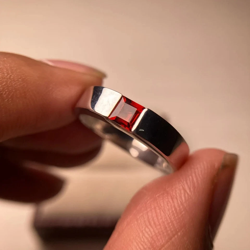 Anillo de boda de 4 mm de granate tratado con laboratorio para hombre enchapado en oro blanco de 14 quilates de plata 925 Foto 4 de 4