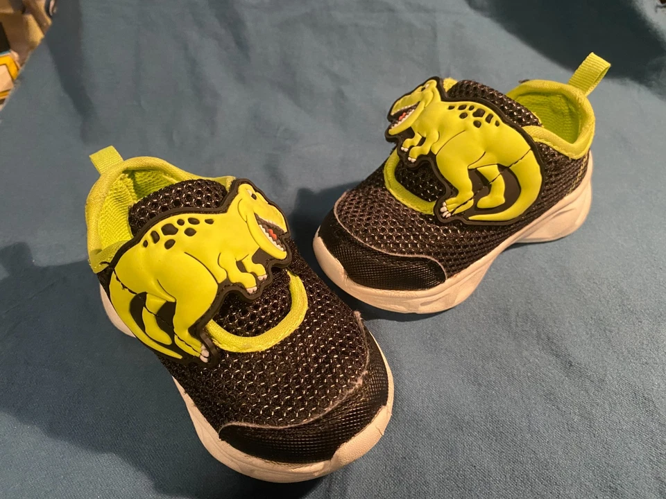 Zapatillas deportivas Carter's para niños pequeños dinosaurios con luz LED talla 5 - Bonitas Foto 4 de 4