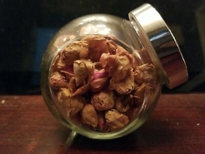 Real Pink Rose Buds & petals Morocco Ball Glass Jar Silver lid Screw on