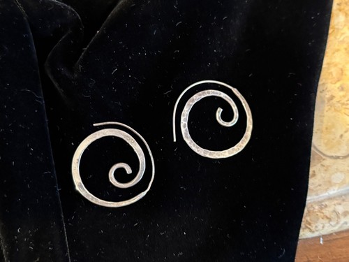 Earrings Silverplate 925 Hammered Scroll Hoop Pierced Mexico 1.5" Tall - Picture 4 of 6