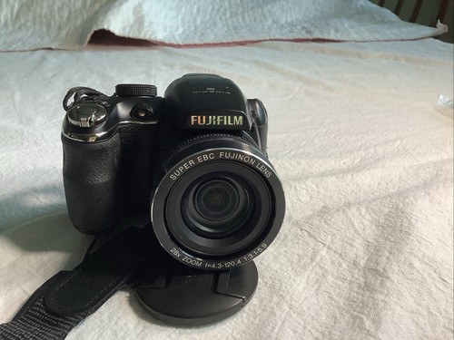 Cámara digital Fujifilm FinePix S Series S4400 14,0 MP negra probada - Imagen 13 de 16