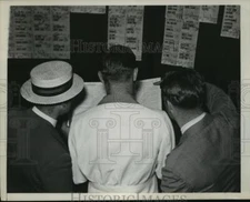 1939 Press Photo Race horse betting scores posted at a track - net33660
