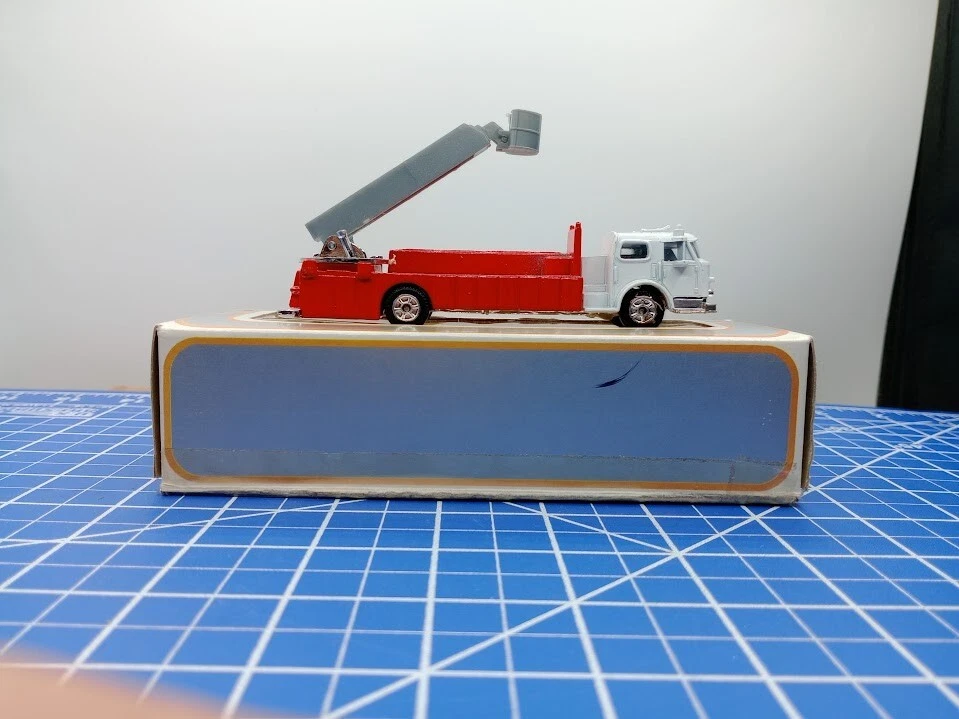 Model Power Fire Fighters 7767-1 HO Diecast Aerial tower ladder/bucket truck - Image 4 of 4