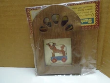 VINTAGE DARICE STAINED WOODEN MINI 4" X 4.5" FRAME PICTURE NIP TAIWAN (CB5247)