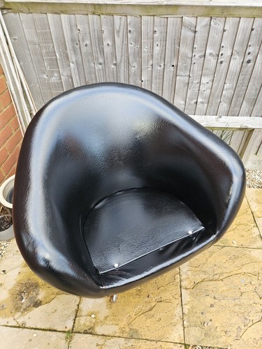 Mid Century Retro Vintage 1960s Vinyl Swivel Egg Chair - Picture 13 of 14