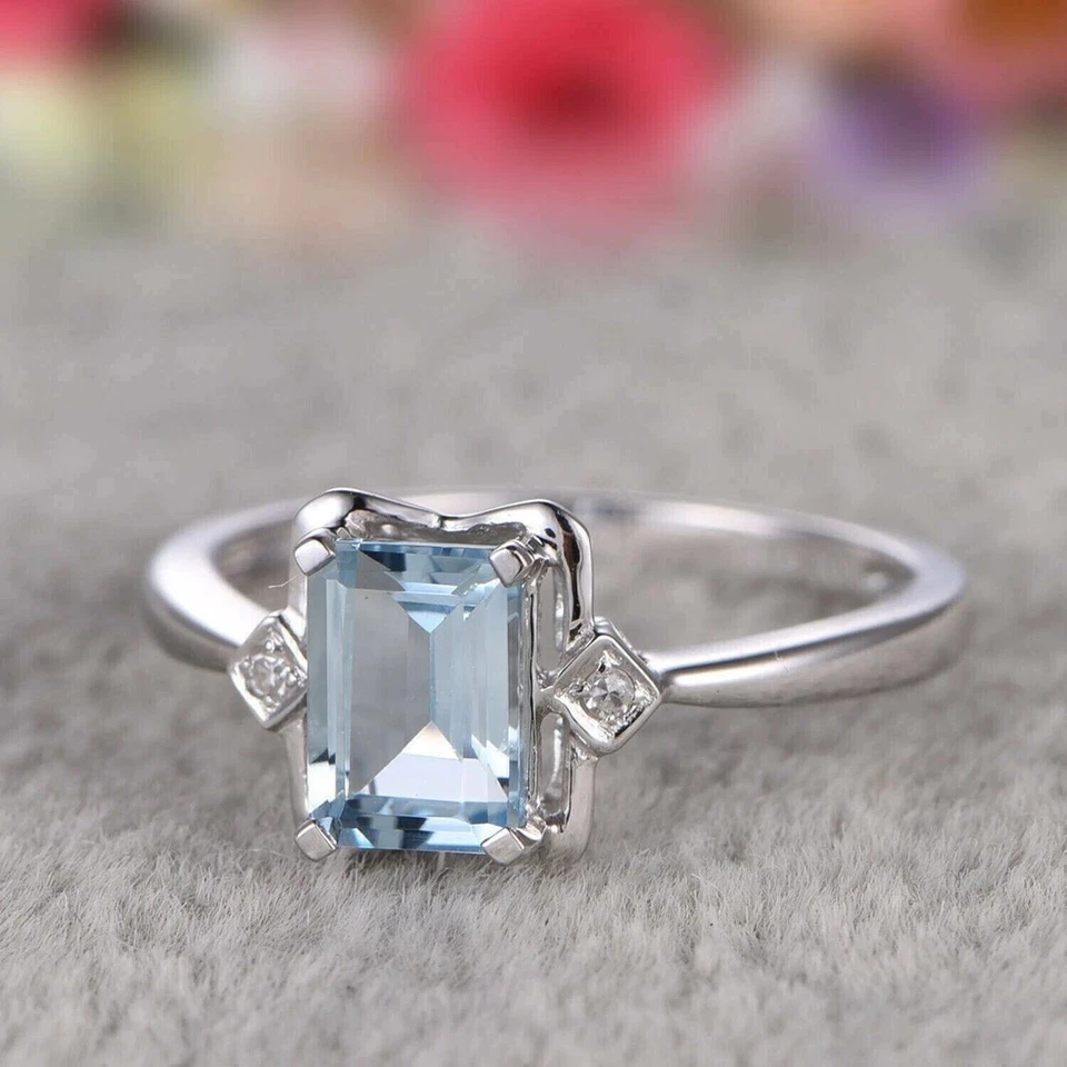 Anillo de lujo con halo de aguamarina de corte esmeralda de 2,50 quilates enchapado en oro blanco de 14 quilates Foto 2 de 4