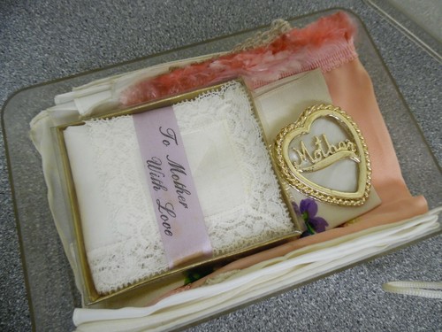 Antique ladies handkerchiefs + Large heart "MOTHER" brooch.  1940`s-50`s. - Picture 1 of 6