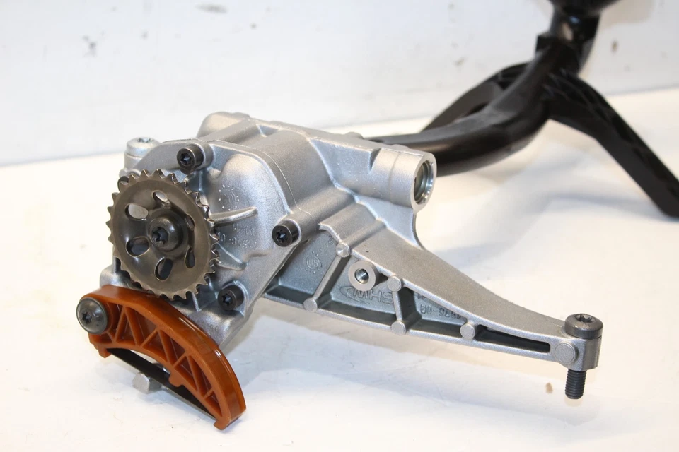 Bomba de aceite del motor Mercedes-Benz SLK280 2006-2011 con tubo de succión OEM Foto 3 de 4