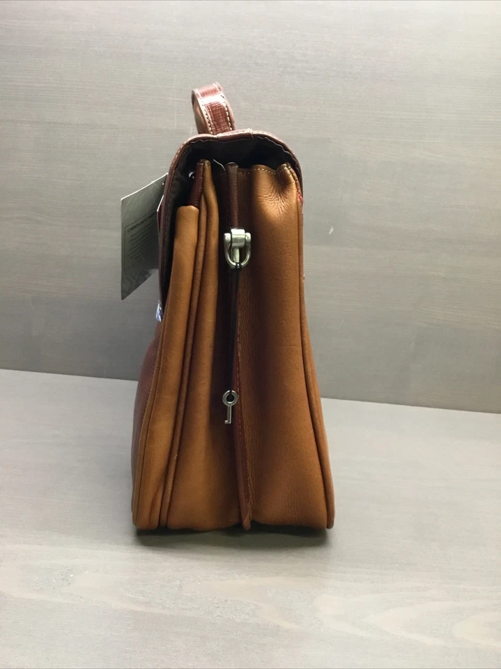 Maletín para computadora Winn International $510, coñac, mediano Foto 2 de 3