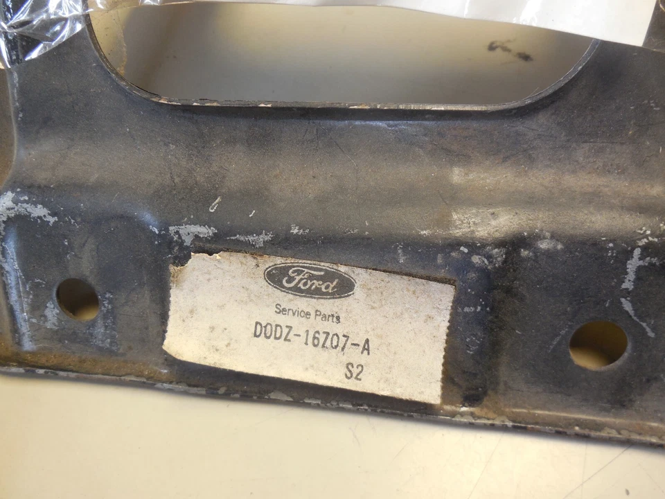 Soporte de pestillo de capó Ford Maverick 1970-1977 nuevo de lote D0DZ-16707-A Foto 2 de 2