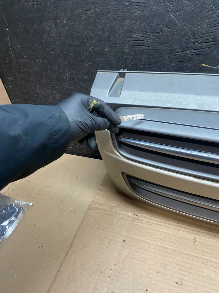 Parrilla superior delantera Isuzu Trooper 1998 1999 OEM U7584 DG Foto 4 de 4