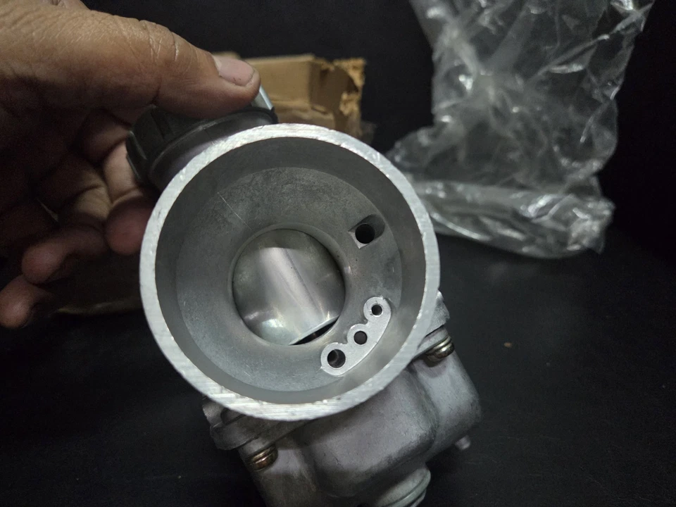  SUZUKI  RM250 RM370 CARBURETOR MIKUNI GENUINE NOS JAPAN P/N 13200-41660 / 76-77 - Image 3 of 4