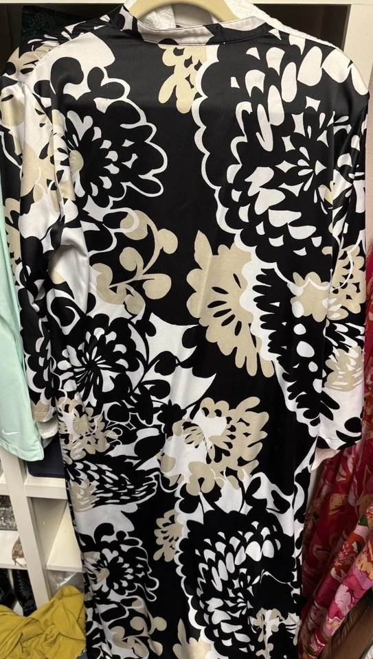 Ropa de salón Natori para mujer mediana satinada floral caftán negro blanco tostado Foto 2 de 4
