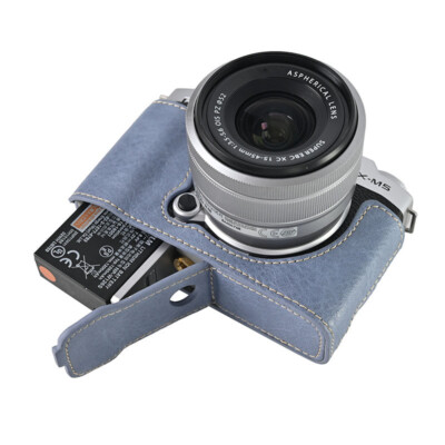 MUZIRI PU-Leder Hülle Für Fujifilm X-M5 Kamera – Halbschale Mit Griff, Kaffeefarben, Inkl. Stativgewinde
