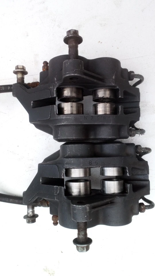 Yamaha YZF1000R Thunderace - 1997 4SV - Sistema de frenos delanteros - Pinzas de punto azul Foto 2 de 4