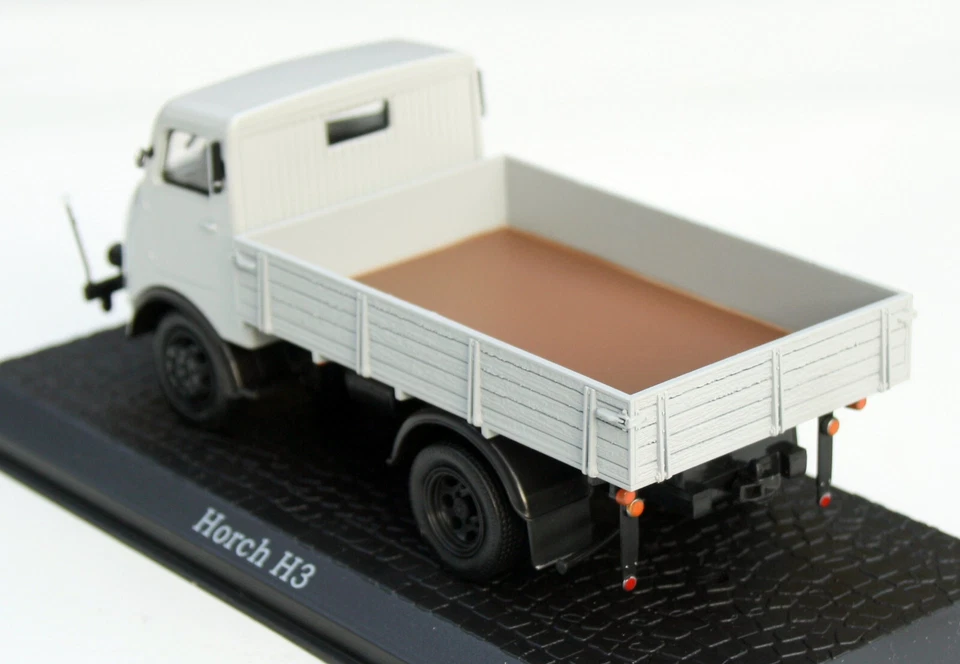 Camión de plataforma IFA Horch H3 año 1947-1949, modelo RDA, gris claro, escala Ixo 1:43 Foto 2 de 4